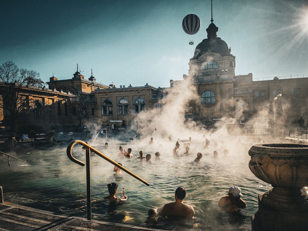 baignade en hiver aux bains Széchenyi les thermes de budapest