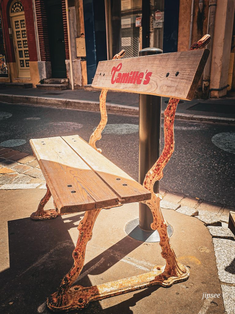 banc en bois siglé camille's a toulouse