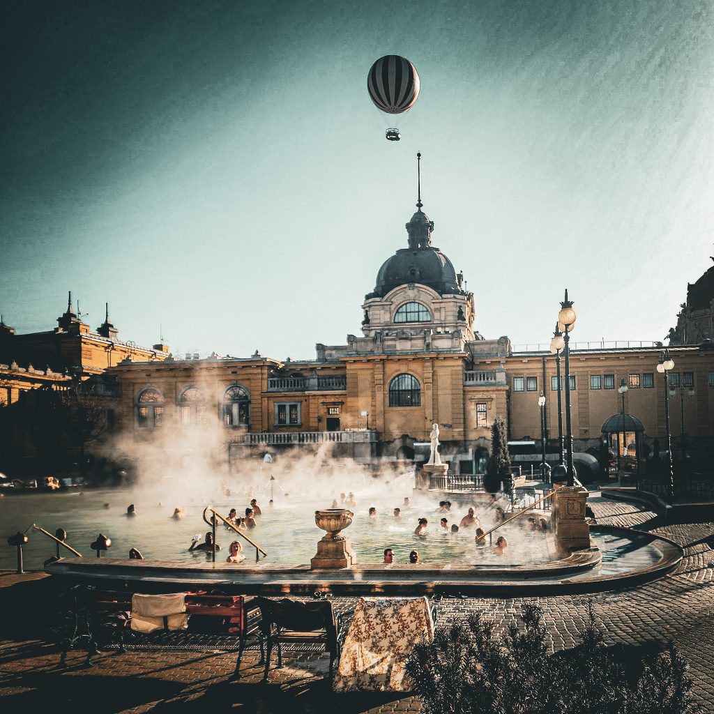 bassin pricipal des thermes szèchenyi a budapest