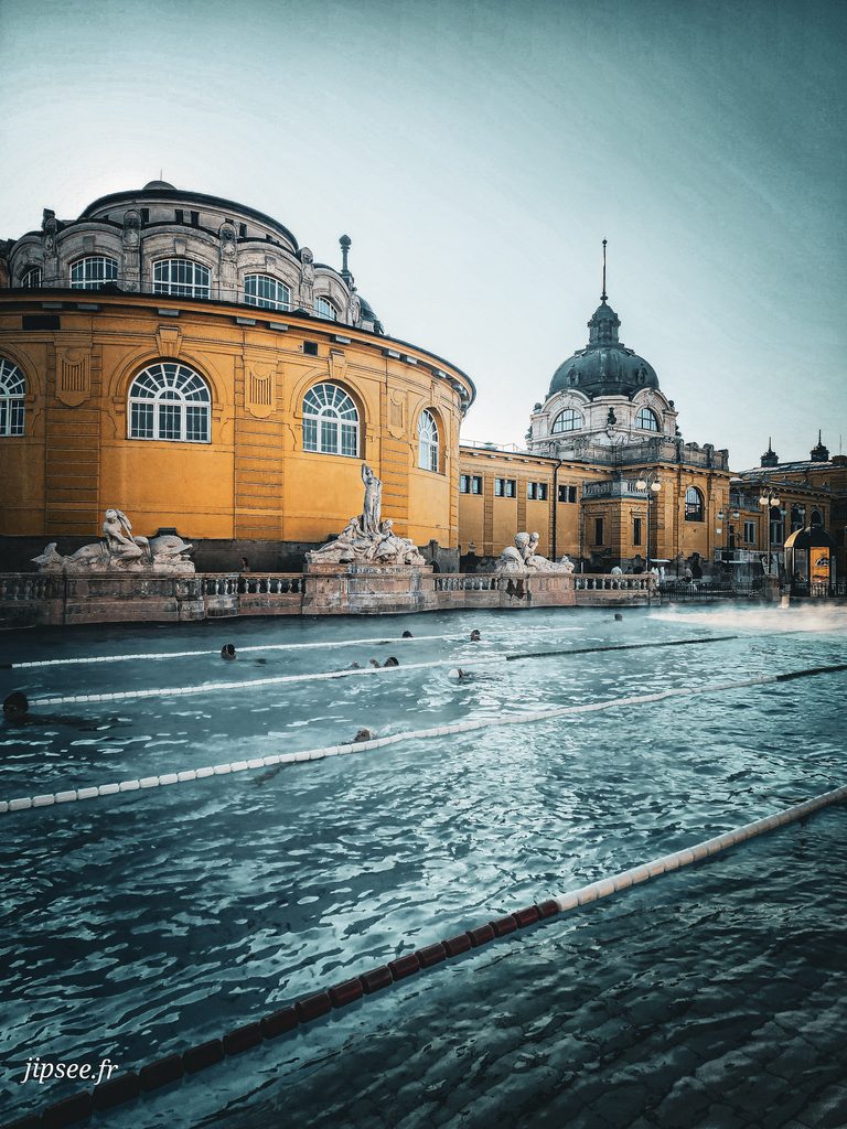 bassin entouré de sculpture aux bains Széchenyi à Budapest