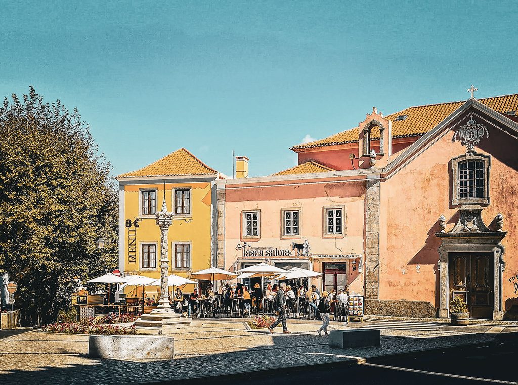 place du centre ville de sintra fontaine et restaurants