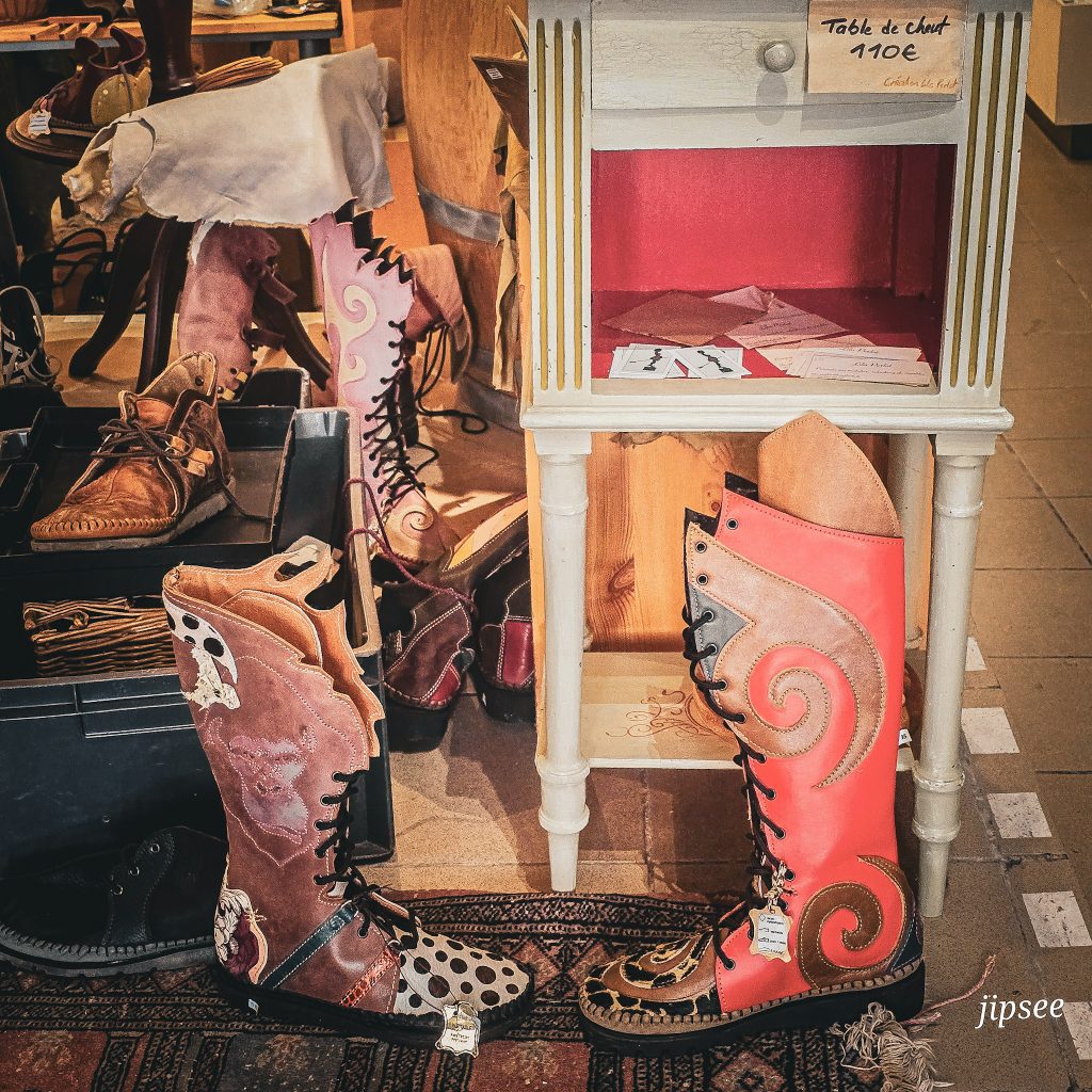 creation de botte en cuir par un artiste de carla bayle en ariege