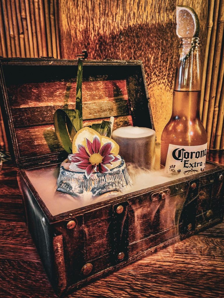 presentation de cocktail et de biere corona au tiki bar de budapest