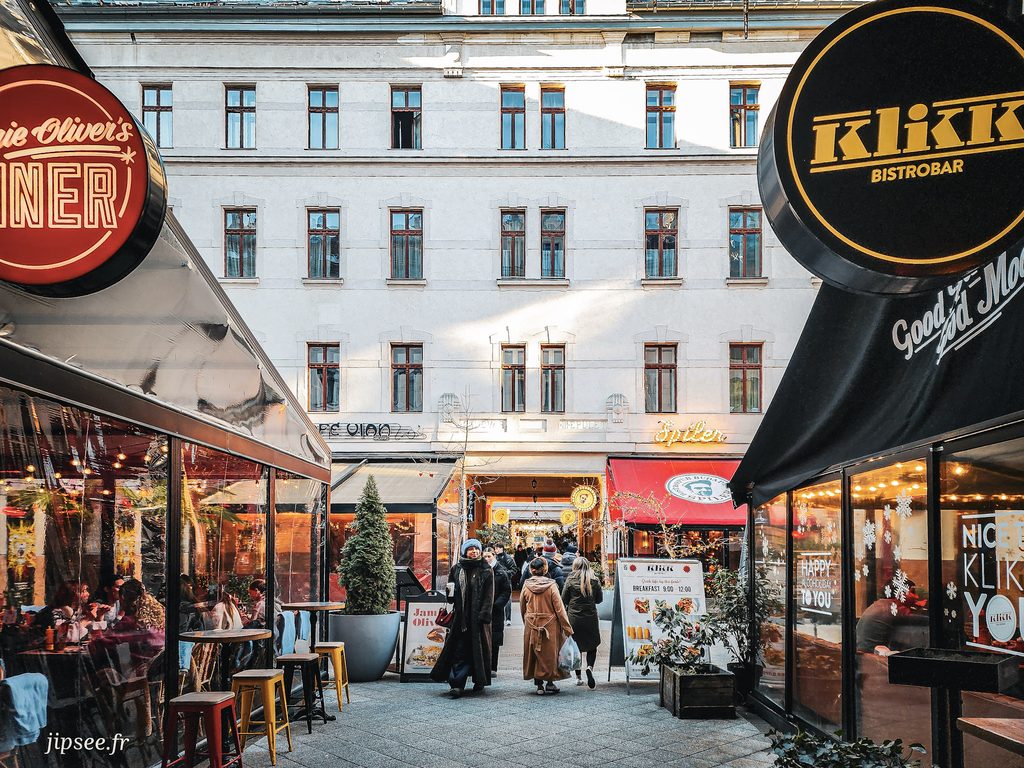 ruelle a l'interieur de cour gozsdu restaurants et boutiques du centres de budapest