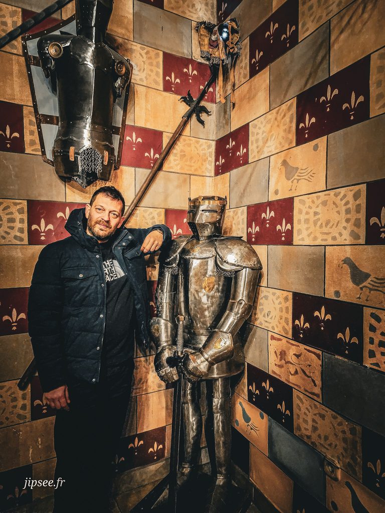 pause photo avec une armure au sir lancelot restaurant medieval de budapest