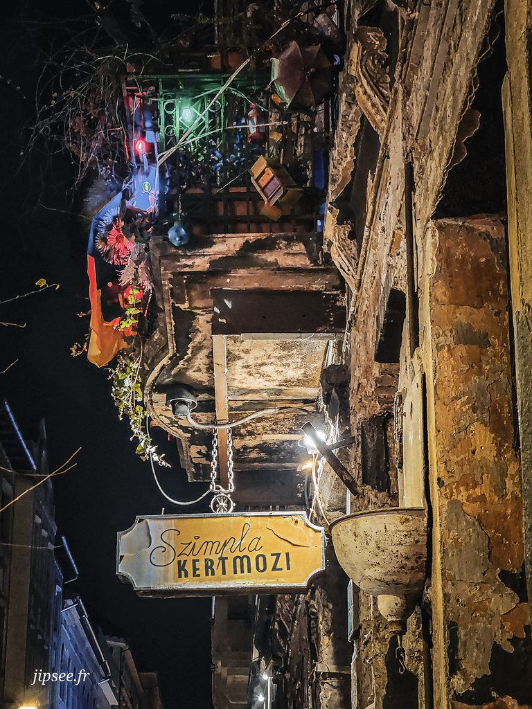 enseigne exterieure Szimpla Kert ruin bar de budapest