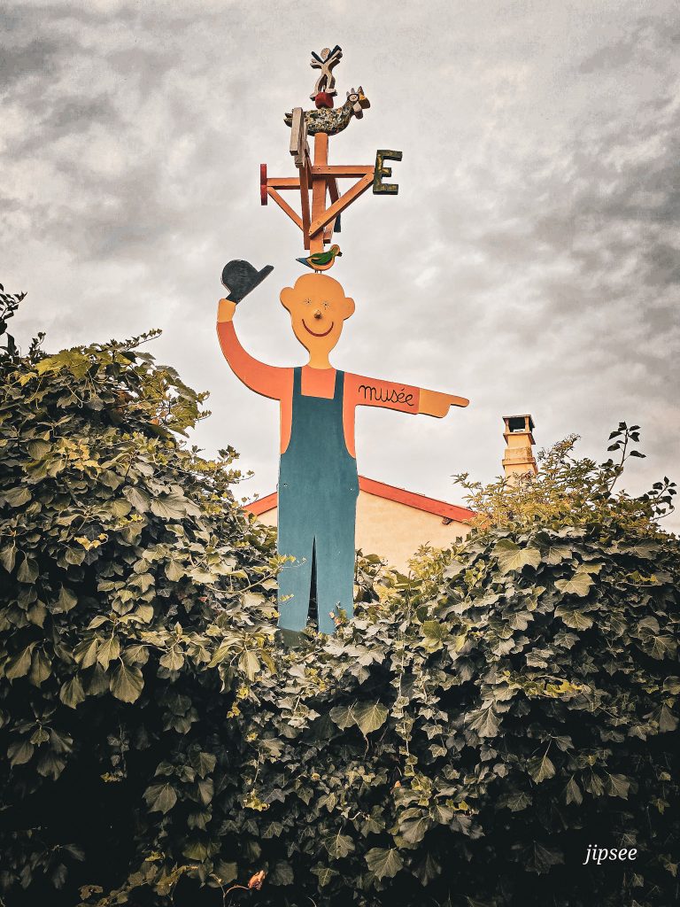 panneau indicateur du musée de carla bayle ville d'artiste en ariege