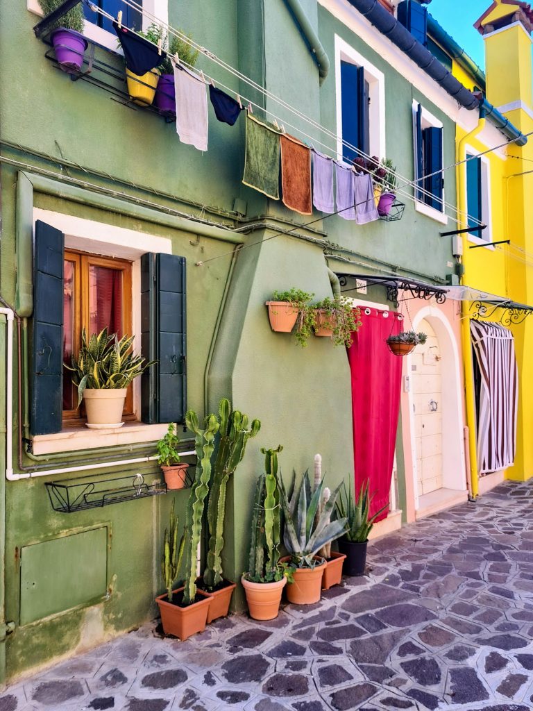 facade de maion coloré et linge pendant au fenetre dans une ruelle de burano