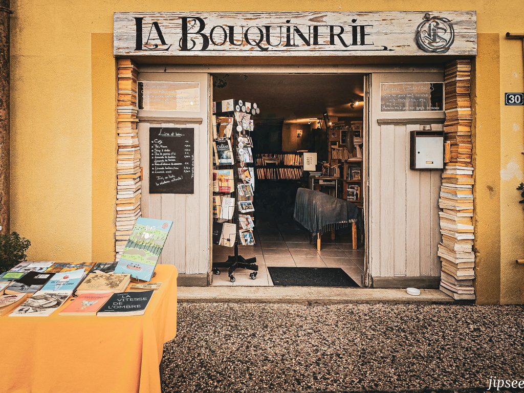 devanture exterieure de la bouquinerie un librairie independante du centre de carla bayle