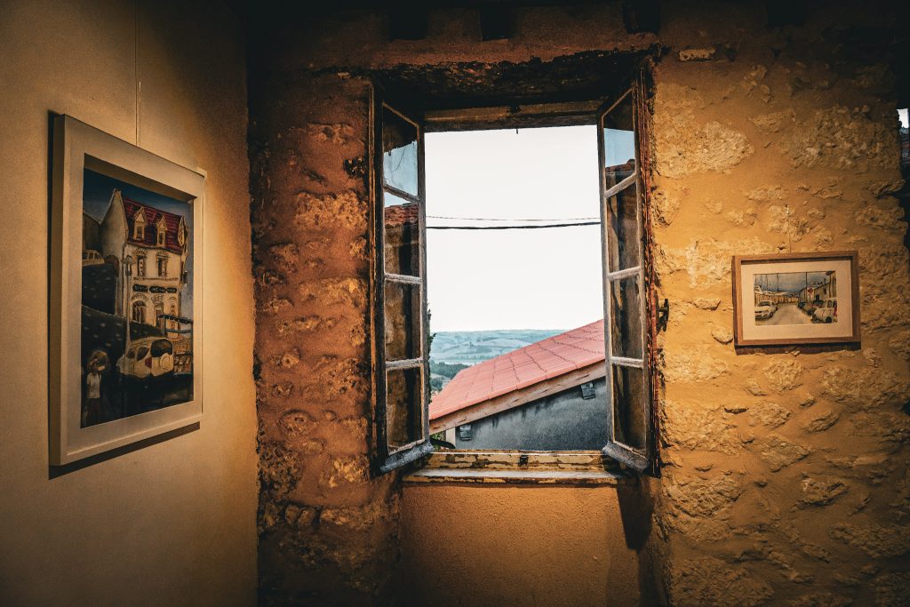 fenetre ouverte sur la nature dans une galerie d'art de carla bayle