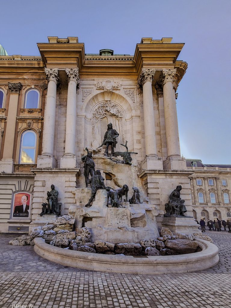 fontaine dans l'enceinte du bastion des pecheurs a budapest