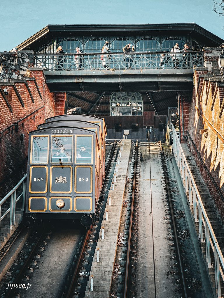 funiculaire du chateau de buda qui mene au bastion des pecheurs a budapest