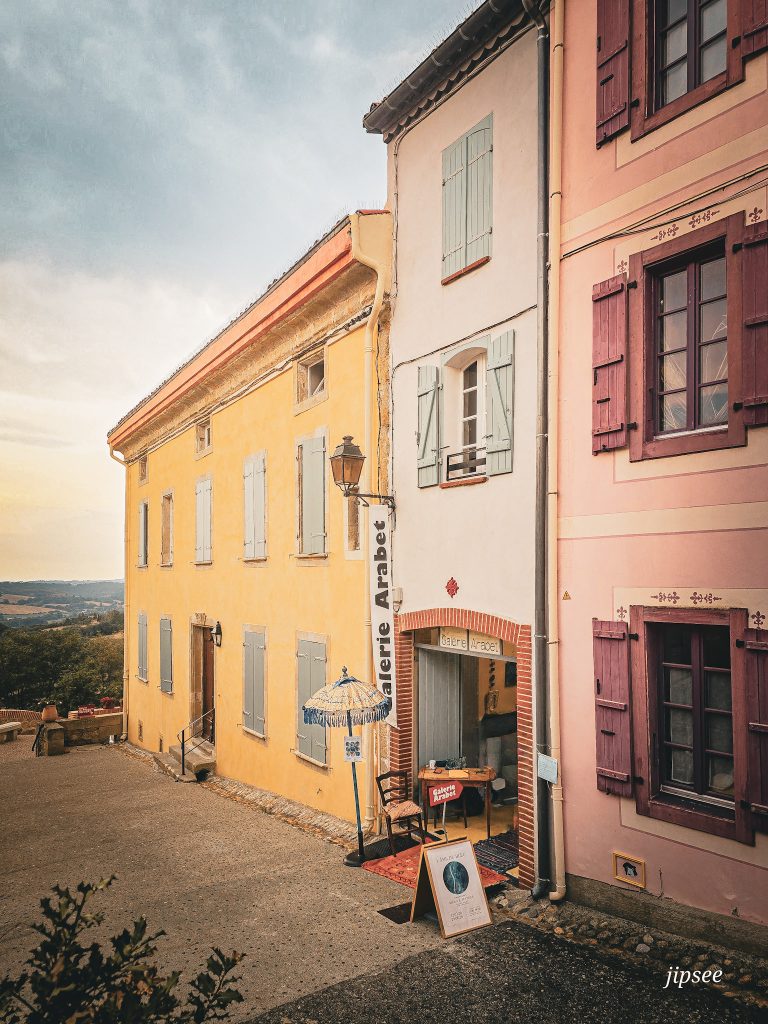 rue et entree de la galerie d'art de carla bayle village d'artiste en ariege