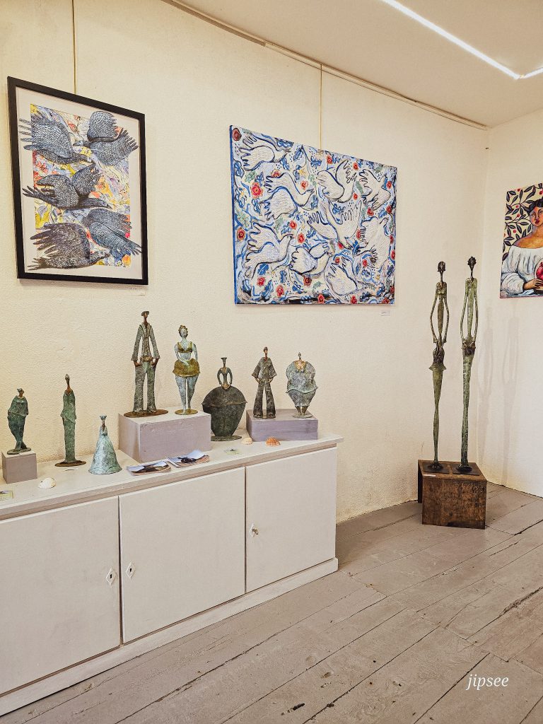 peinture et sculpture d'une galerie d'art dans le centre de carla bayle