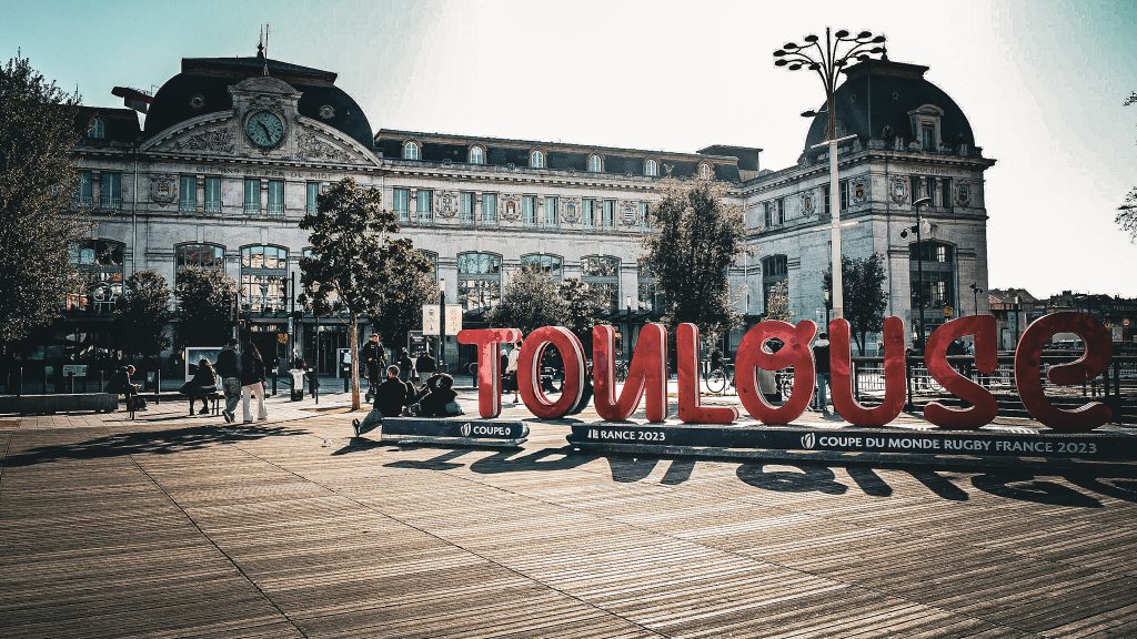 panneau toulouse en lettre rouge devant le parvis de la gare matabiau a toulouse