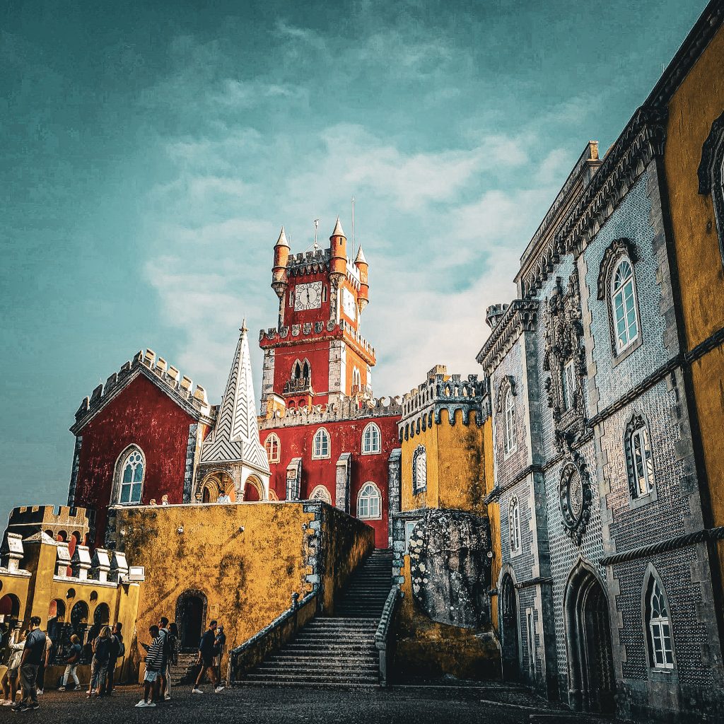 batiment rouge et jaune cour interieur du palais de pena a sintra