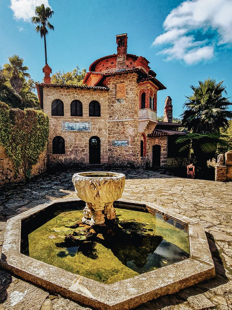 fontaine et maison de pierre a travers les chemin des jardin de sintra