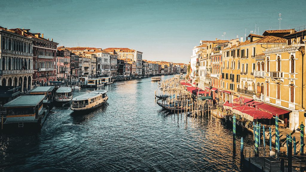 le grand canal desert vu du pont du rialto au petit matin