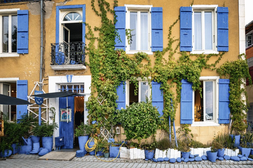 facade aux volets bleus azurs de la maion bleu une galerie d'art de carla bayle dans l'ariege
