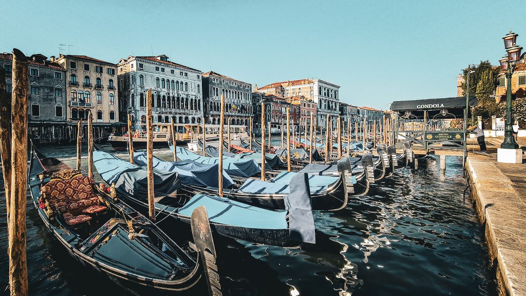 alignement de gondole sur le gran canal a venise