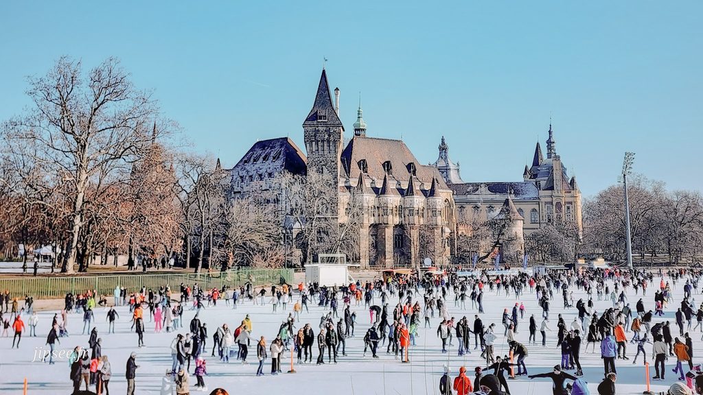 patinoire Városliget pleine de monde a budapest