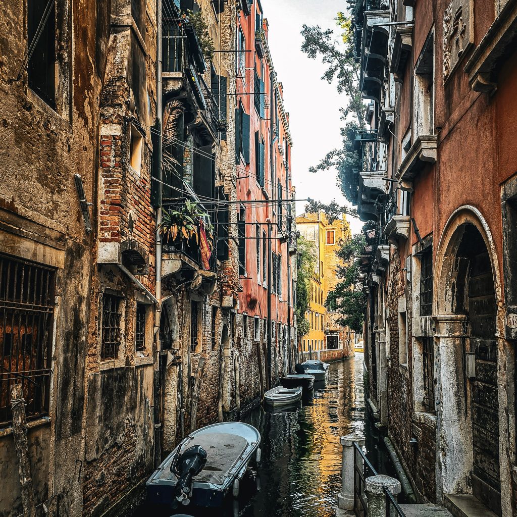 architecture typique d'un petit canal dans le quartier carnaregio de venise