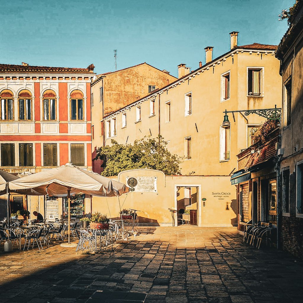 place de venise deserte au lever du jour