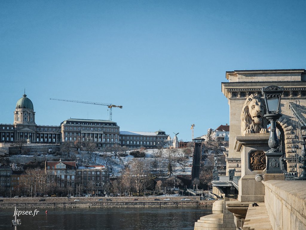 vue du pont des chaines et de budapest sous un ciel bleu