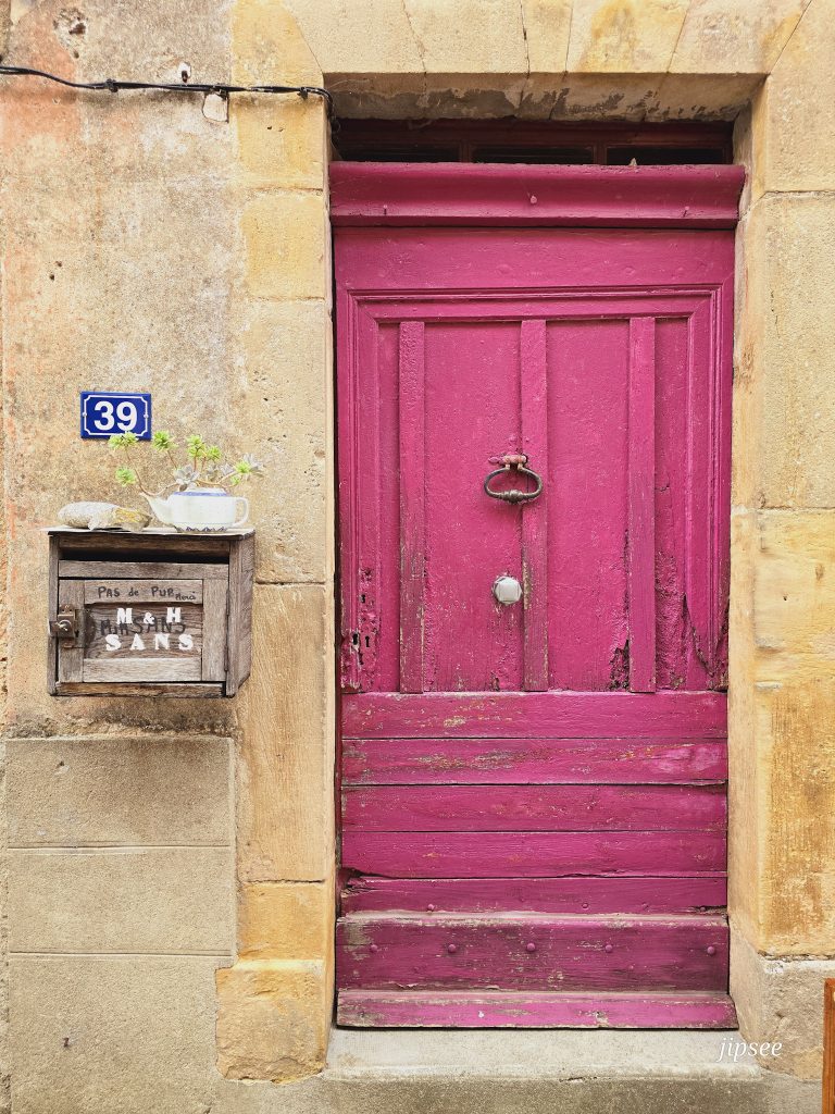 porte rose au centre de carla bayle en occitanie