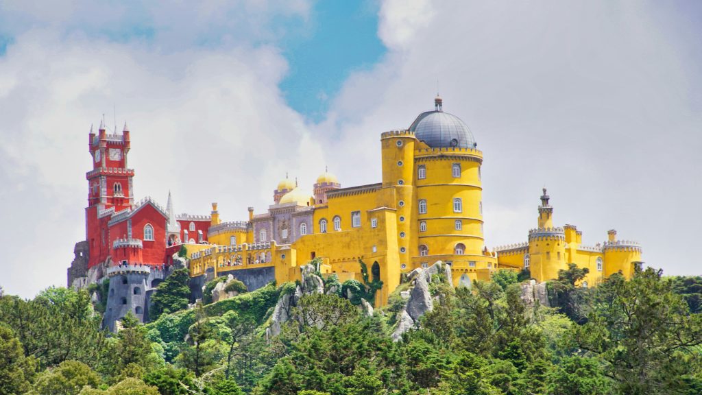 toit coloré rouge et jaune du chateau de pena a sintra