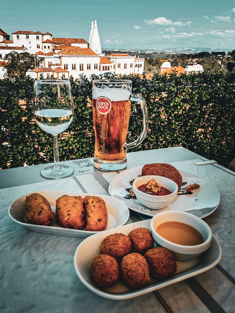 tapas avec vue sur les cheminees du palais national de sintra au portugal