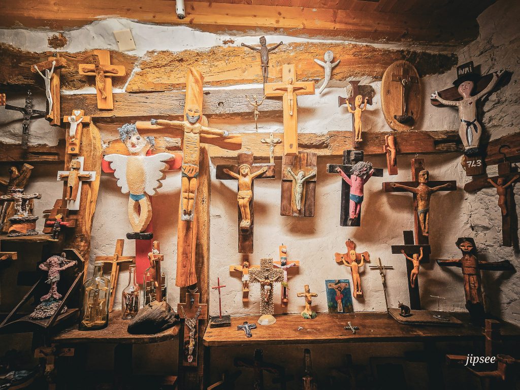representation humoristique de jesus sur sa croix dans le village d'artiste carla bayle