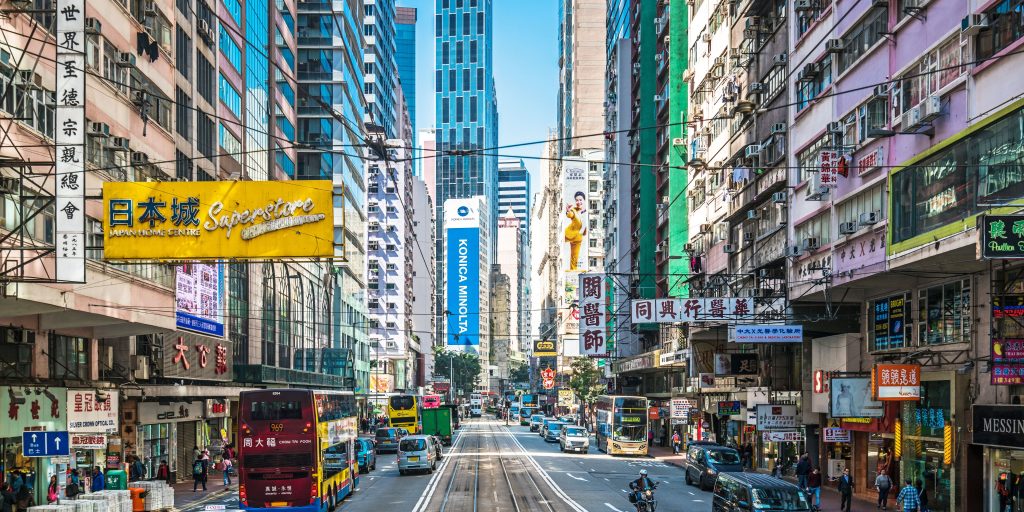 rue animée de hong kong au milieu des buildings