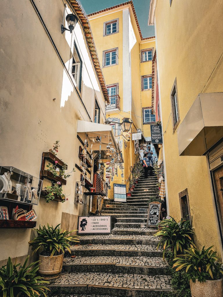 ruelle et boutique de souvenir dans le centre ville de sintra au portugal