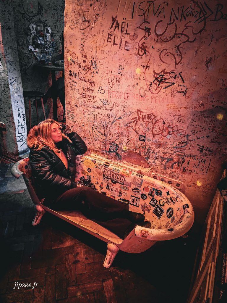 lucie creatrice blog voyage jipsee dans une baignoire d'un ruin bar de budapest