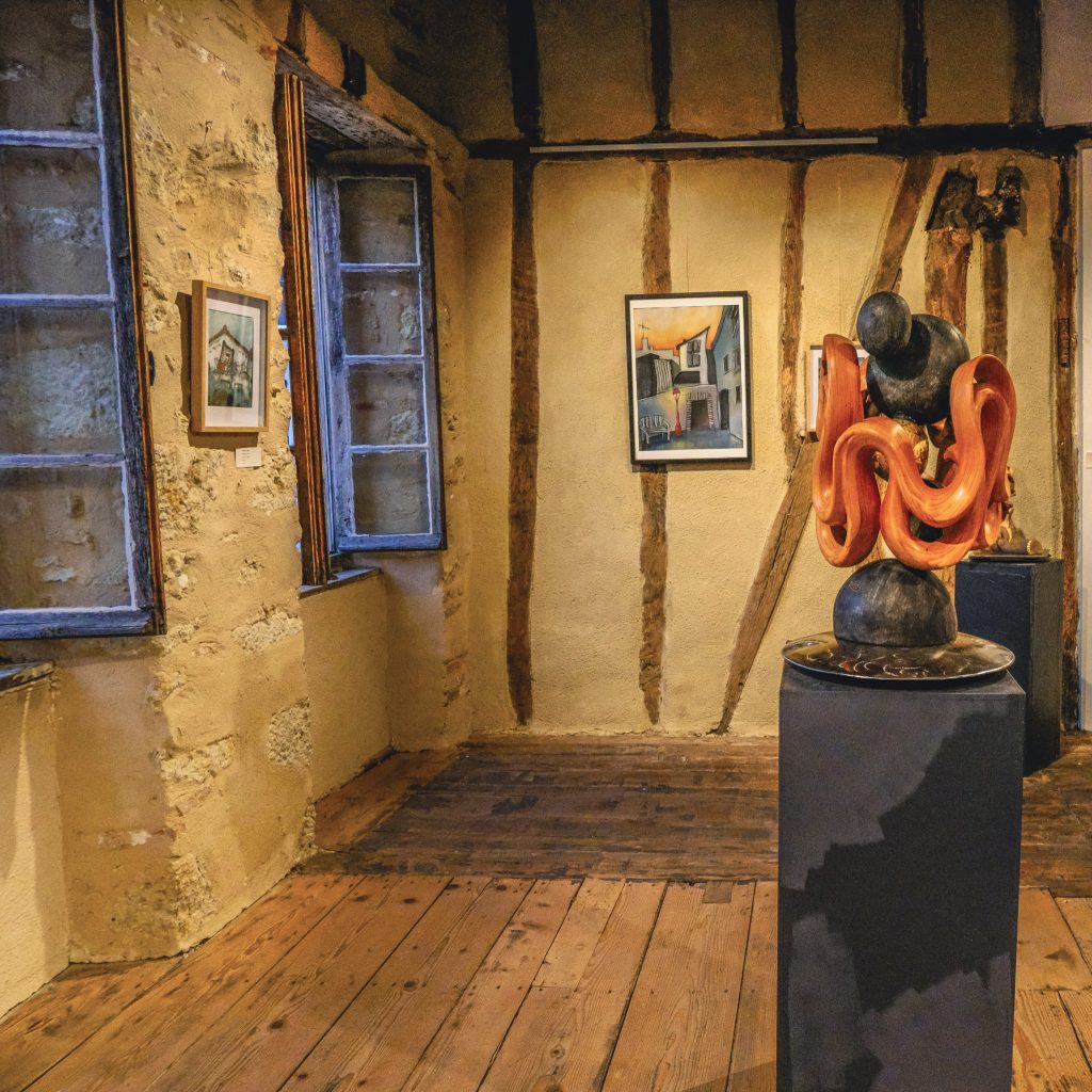 sculpture en bois d'une galerie d'art du centre de carla bayle