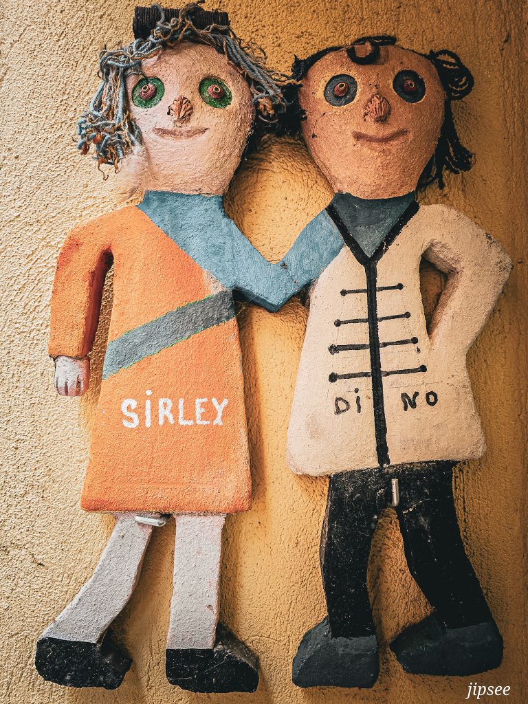 sculpture humoristique de shirley et dino a l'entree d'une galerie d'art dans le centre de carla bayle