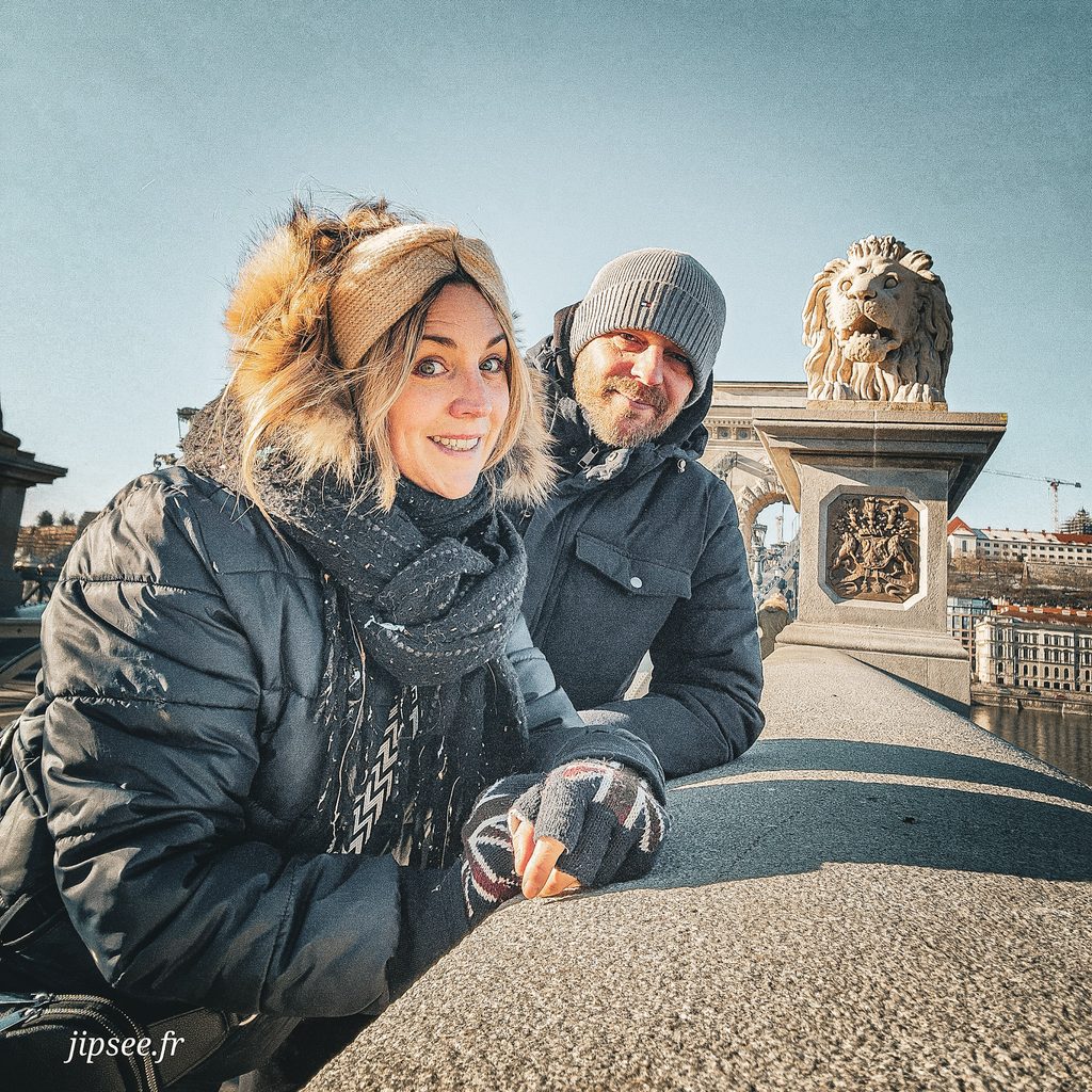 photo de couple sur le pont des chaines a budapest