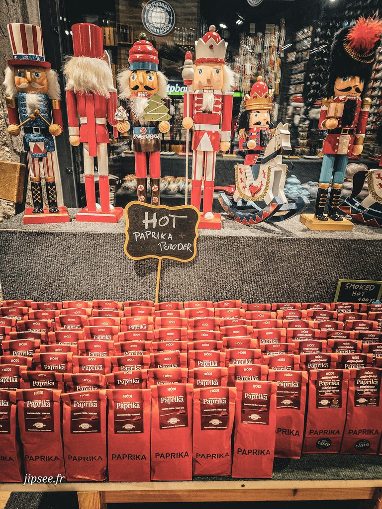 etalage de paprika et de figurine de noel sur un marché aux puces de budapest