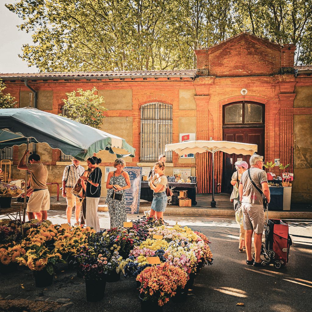 stand de fleurs au marché saint aubin un dimanche matin a toulouse