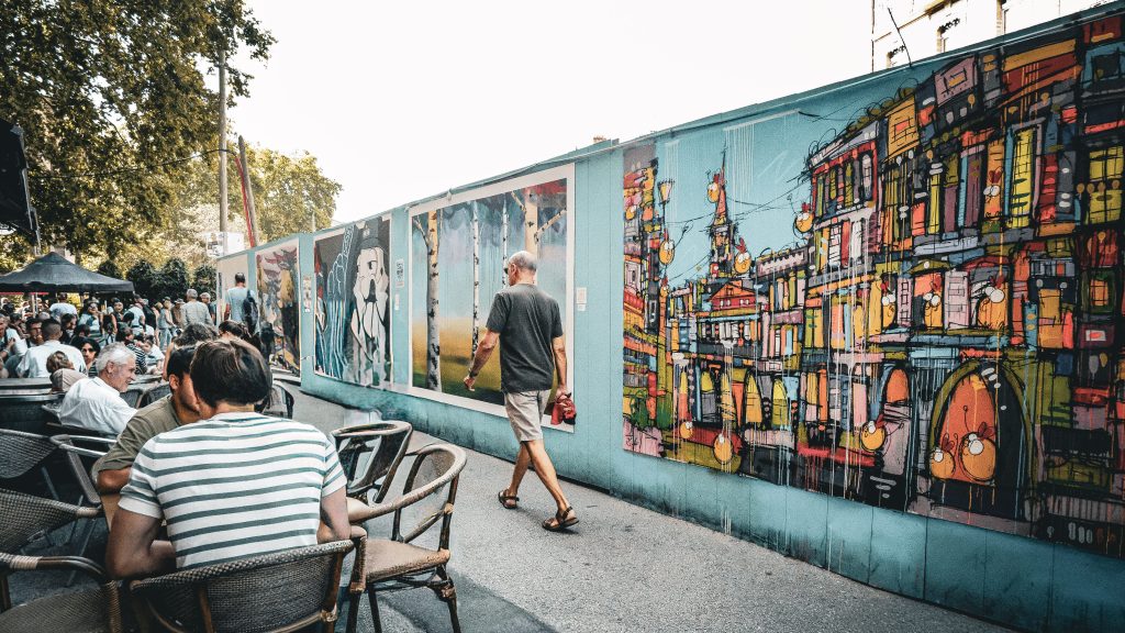 street art devant une terrasse de cafe dans le quartier de saint aubin a toulouse