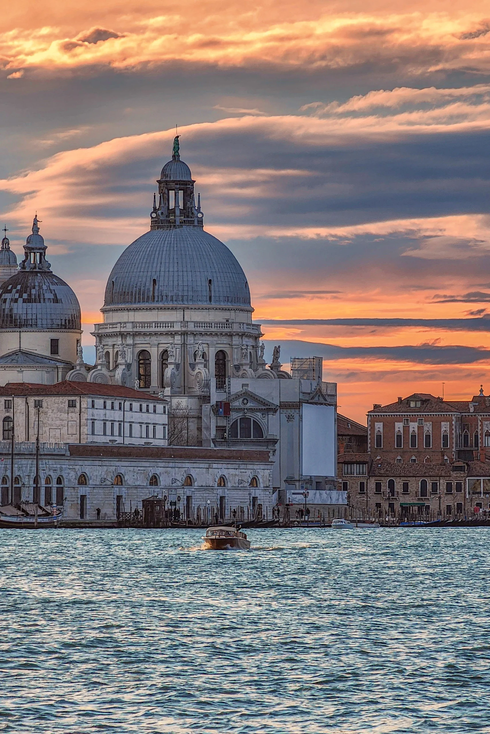 leve de soleil sur la basilique vue de la mer a venise