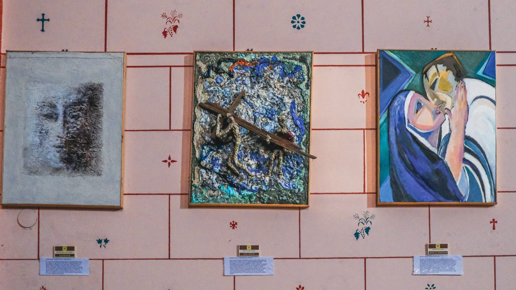 exposition de tableaux peinture decalée a l'interieur de l'eglise de carla bayle