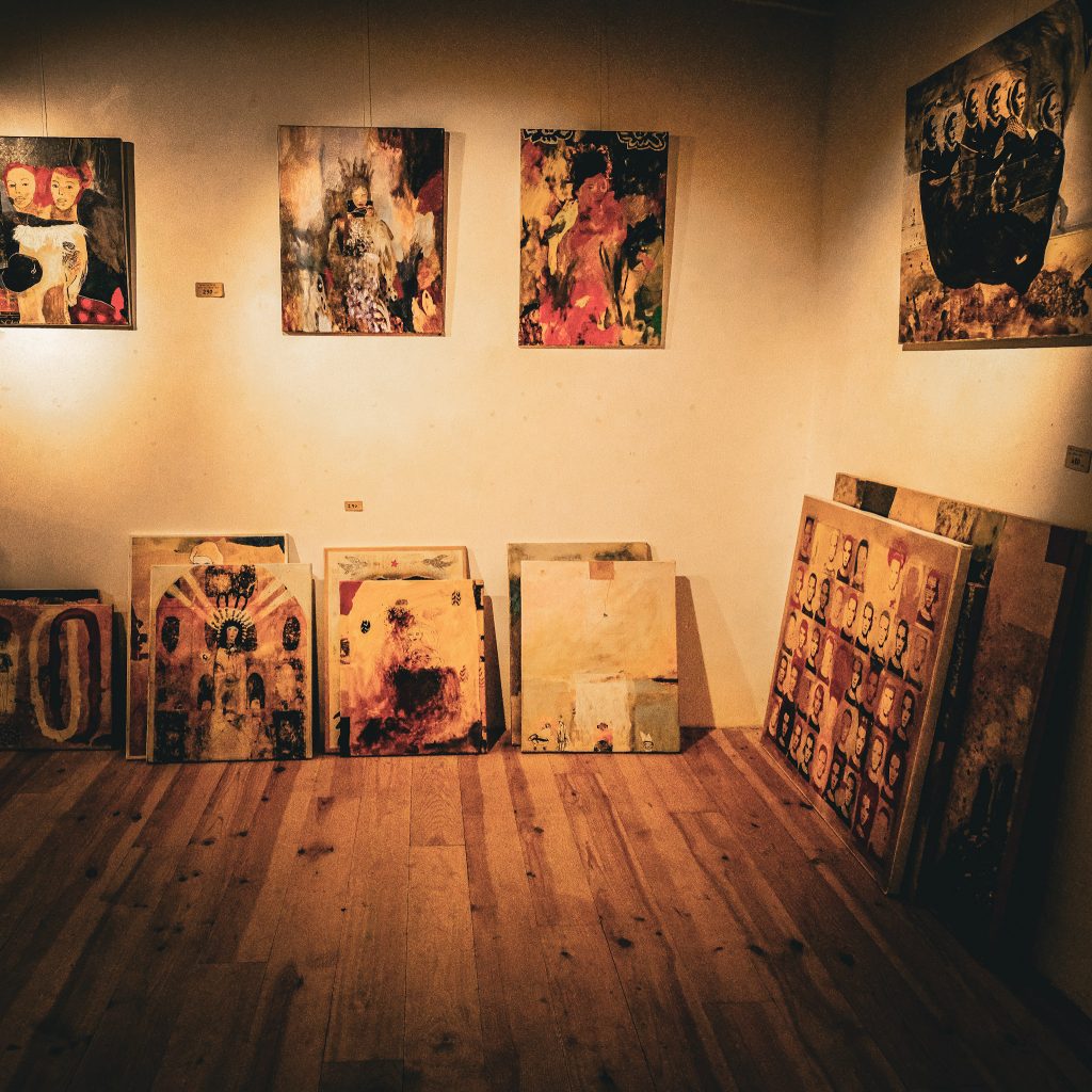 assortiment de tableaux d'une galerie d'art de carla bayle