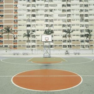 terrain de basket aux teintes pastels sur le toit du parking de choi hung estate a hong kong