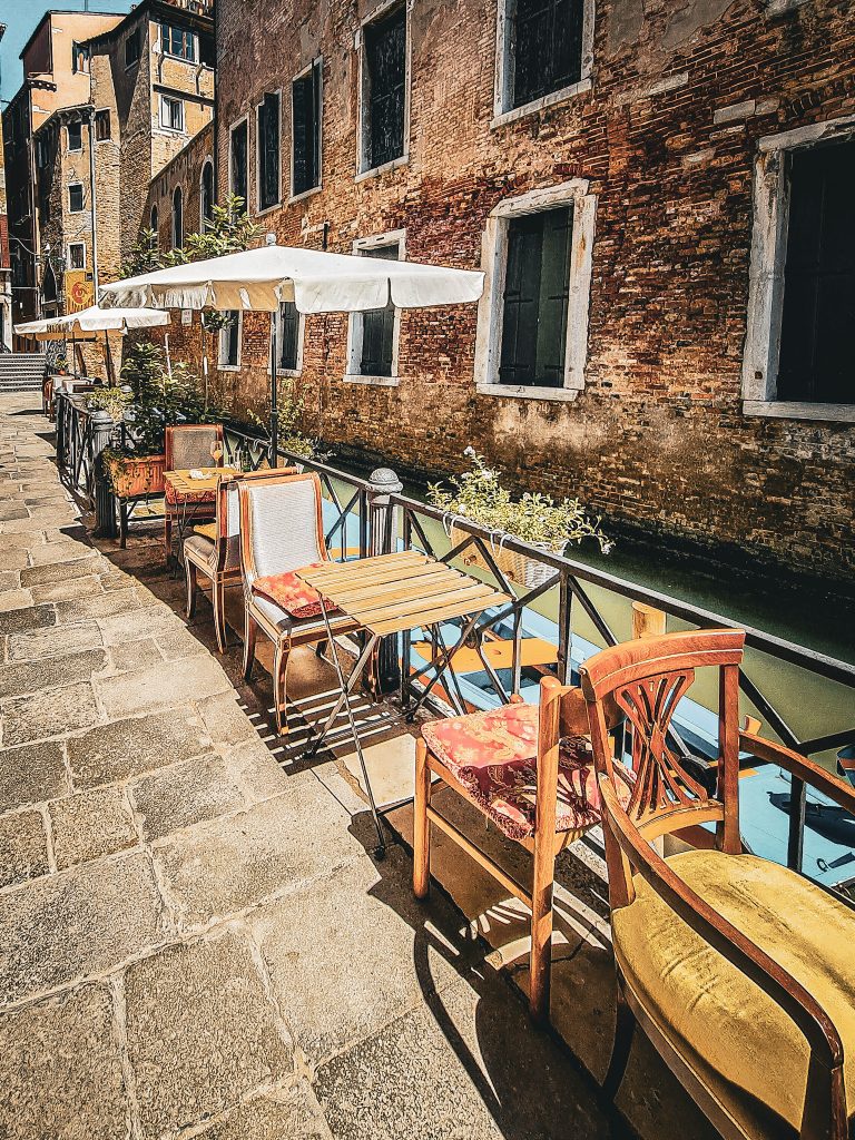 terrasse de restaurant au bord d'un canal secondaire de venise