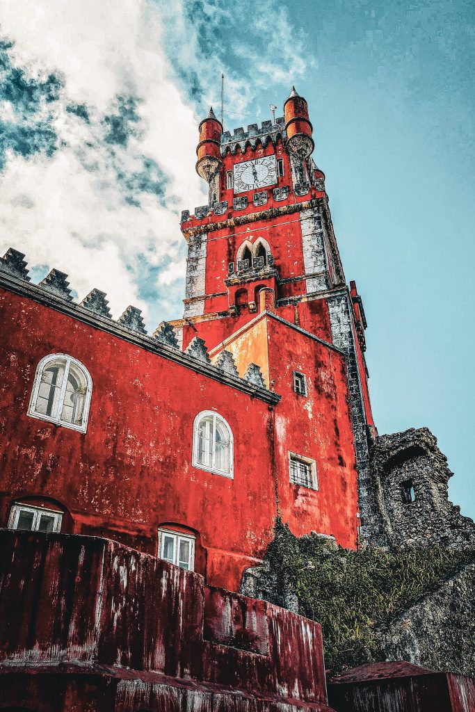 tour interieure rouge du chateau de pena a sintra