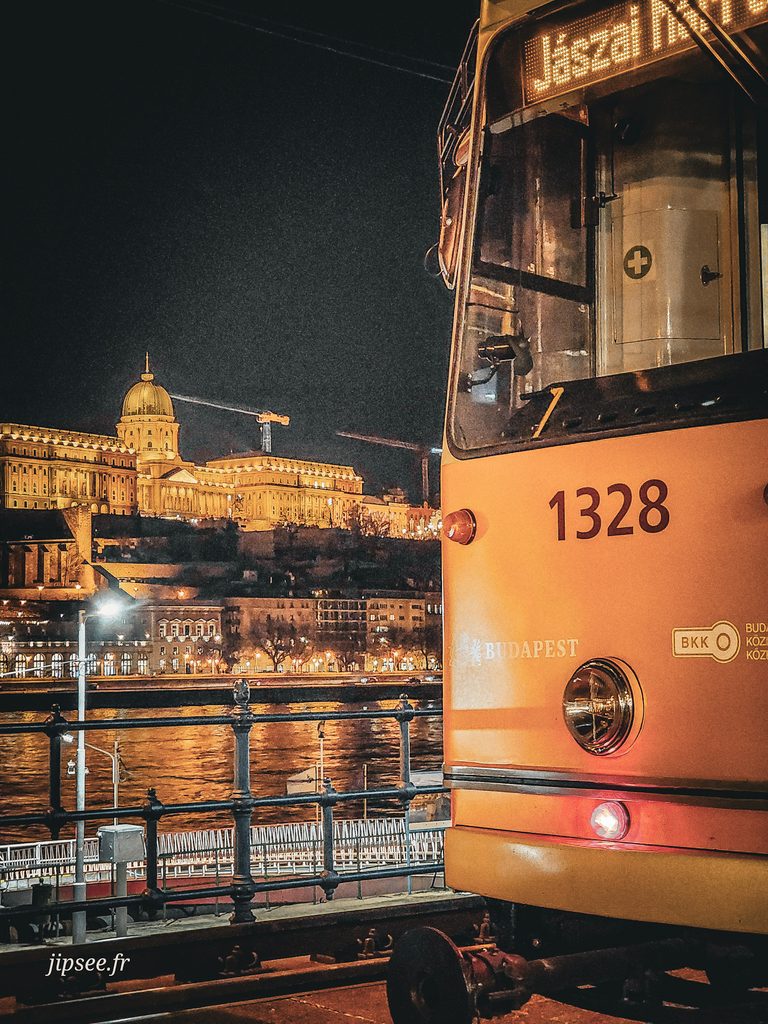 tram jaune mythique de budapest la nuit