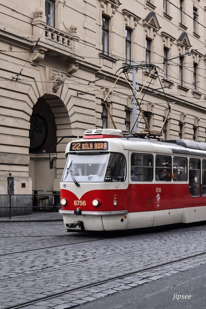 tramway rouge dans les rues de prague