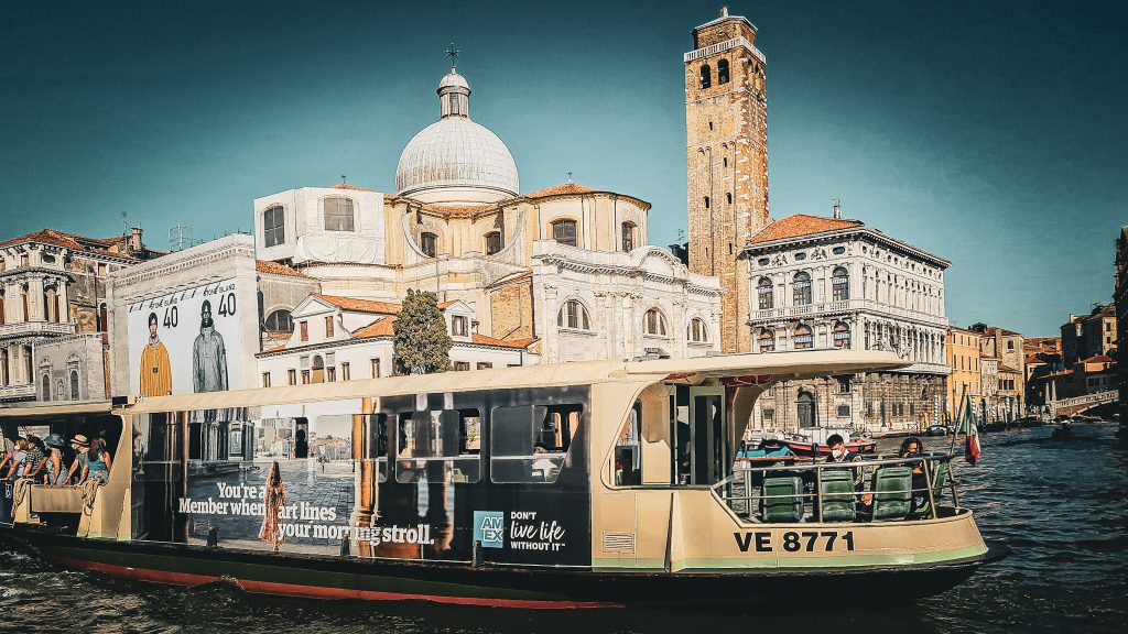 vaporetto sur un canal de venise